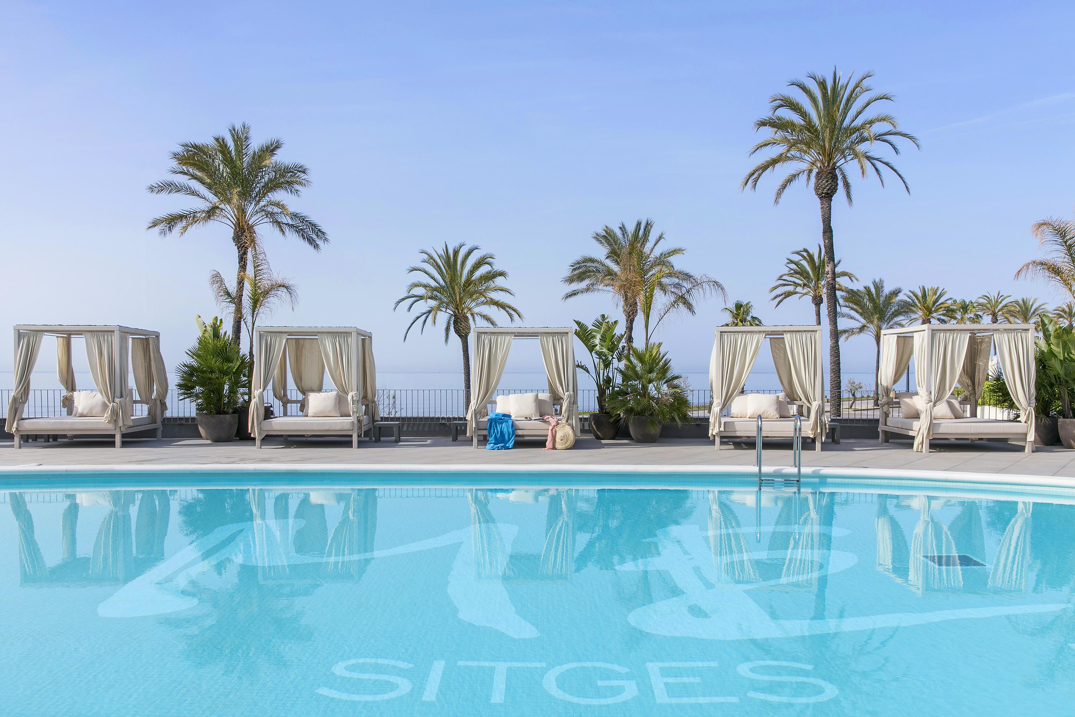Me Sitges Terramar Hotel Luaran gambar The pool at the hotel