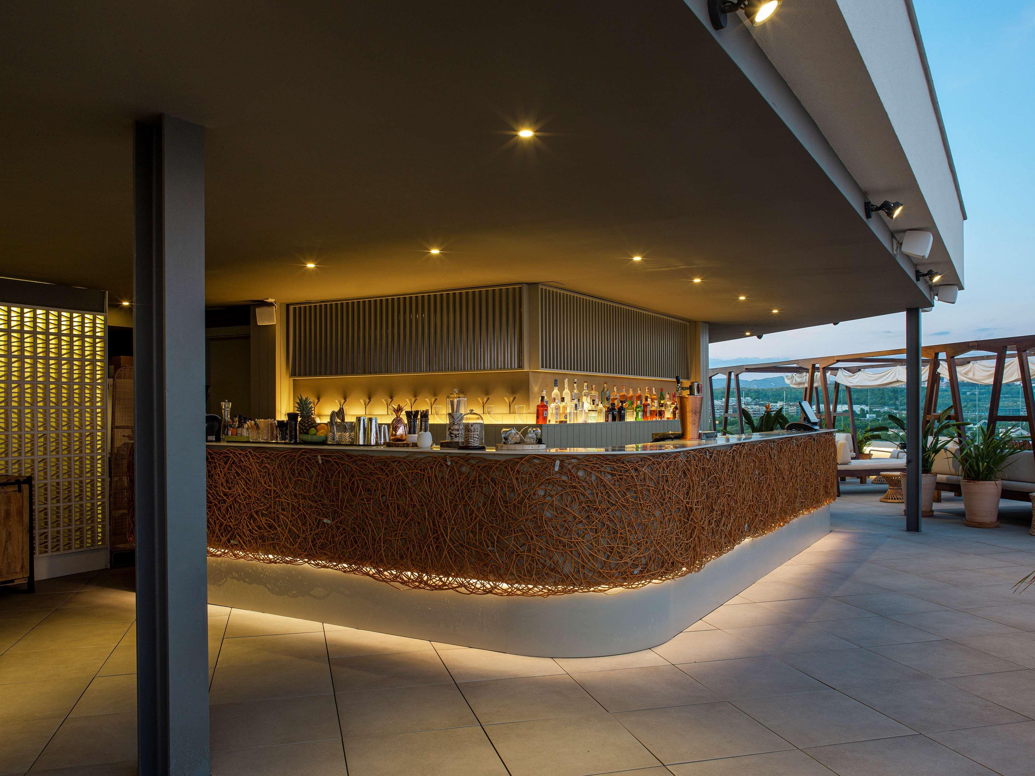 Me Sitges Terramar Hotel Luaran gambar The bar at the rooftop