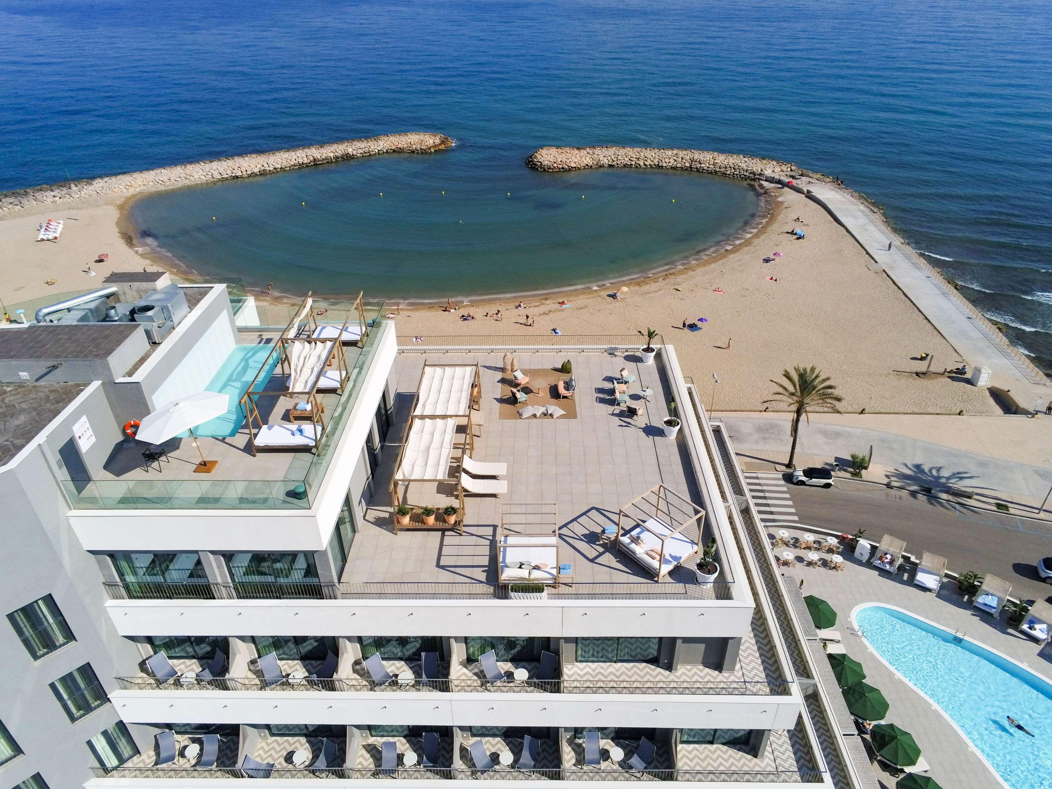 Me Sitges Terramar Hotel Luaran gambar Aerial view of the hotel