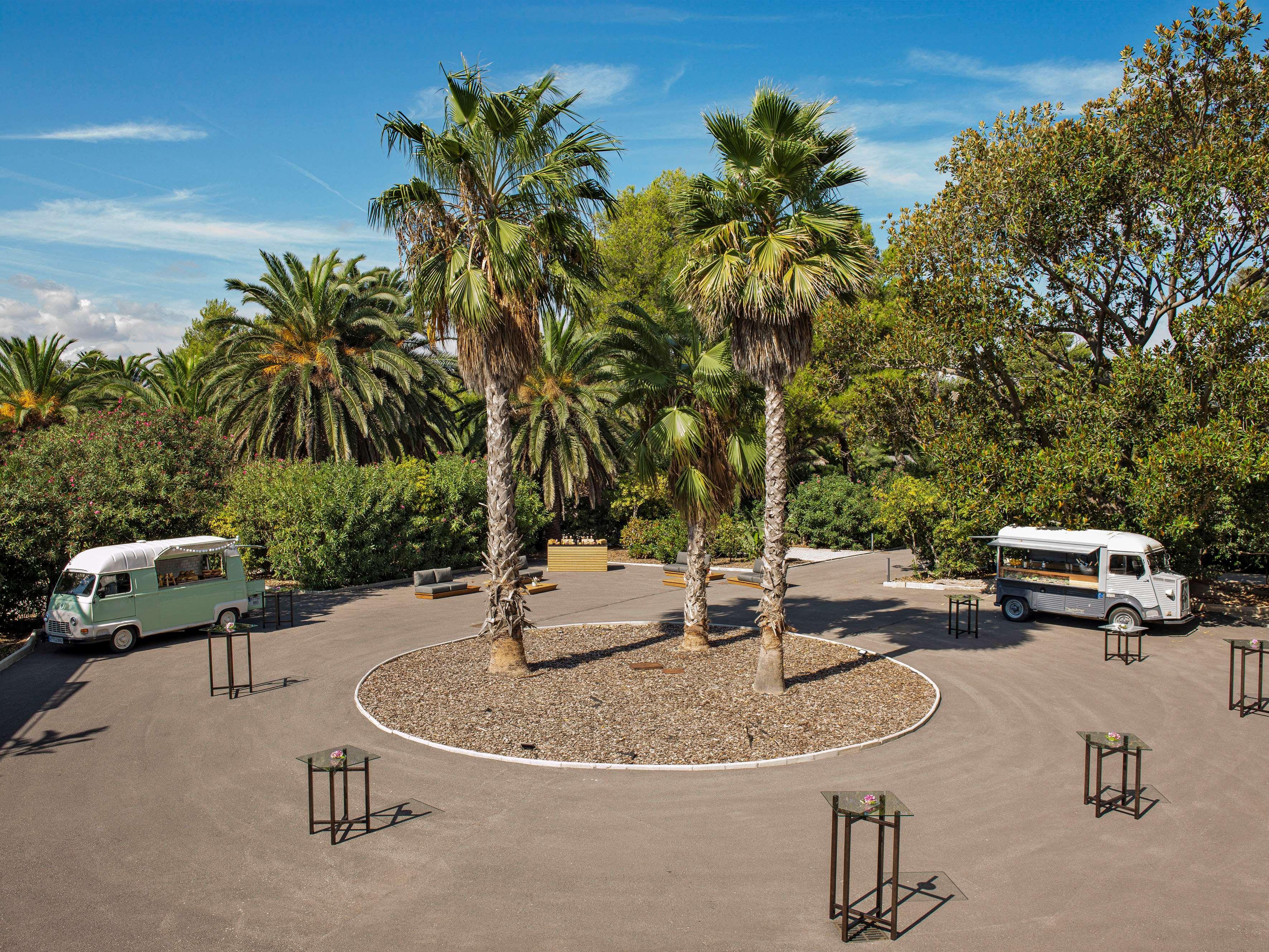Me Sitges Terramar Hotel Luaran gambar The parking lot at the Desert Botanical Gardens