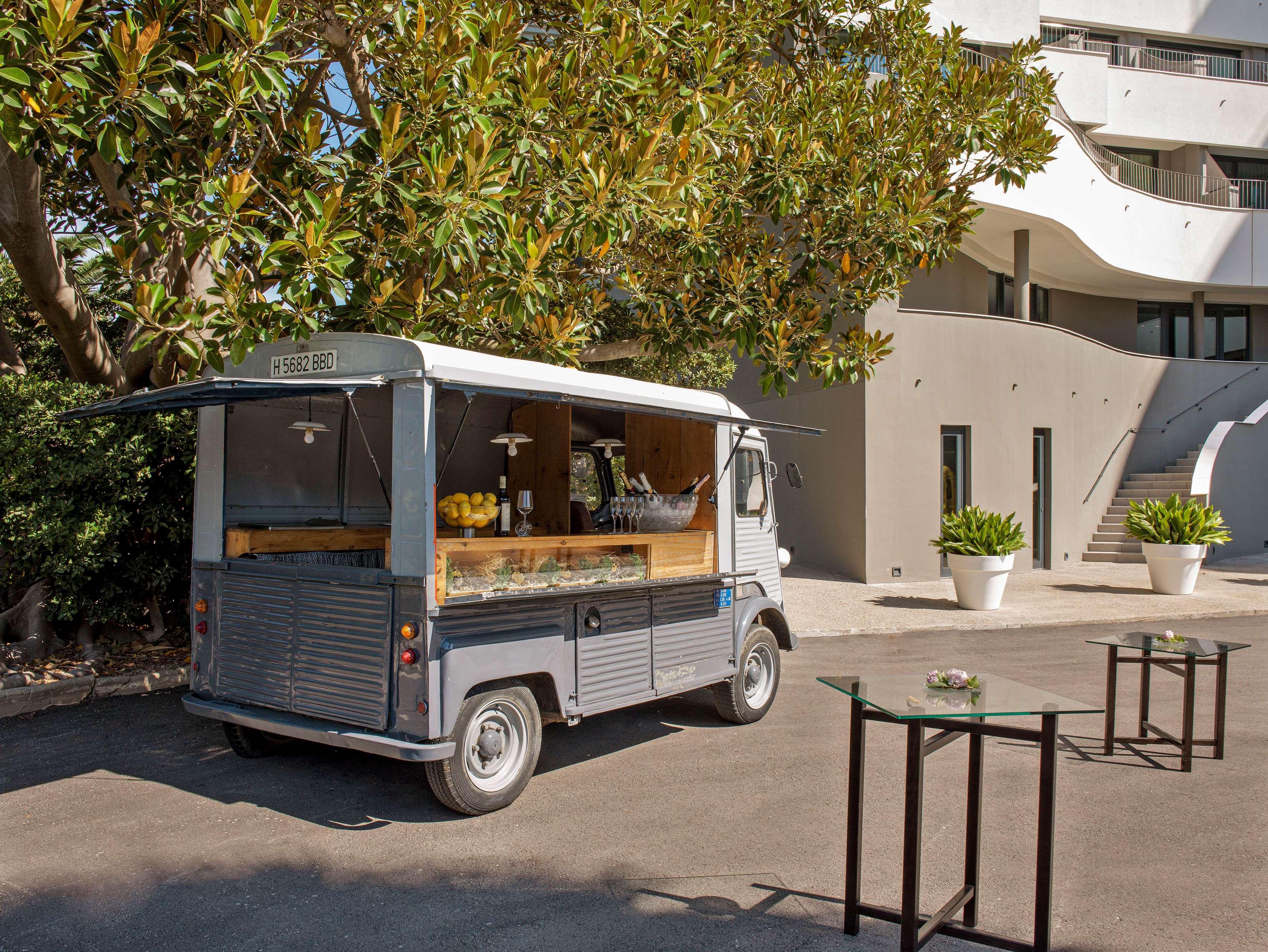 Me Sitges Terramar Hotel Luaran gambar A food truck in San Francisco