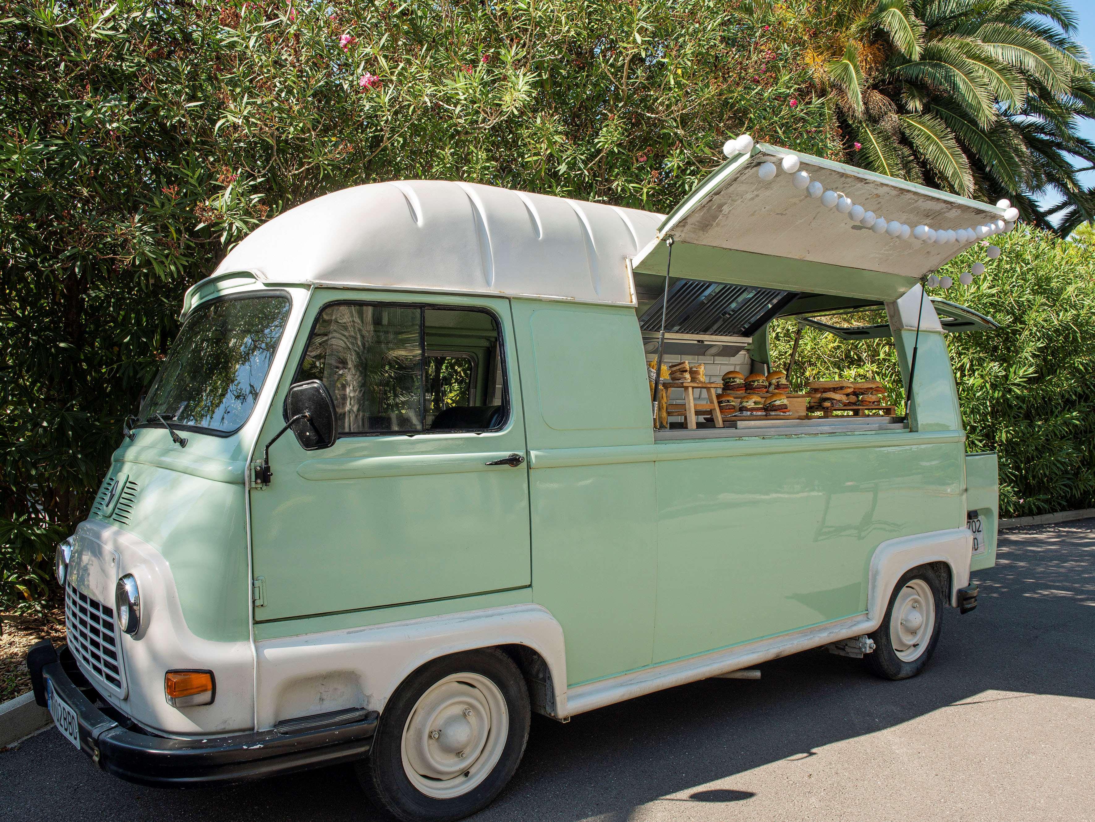 Me Sitges Terramar Hotel Luaran gambar A food truck in Palm Springs, California