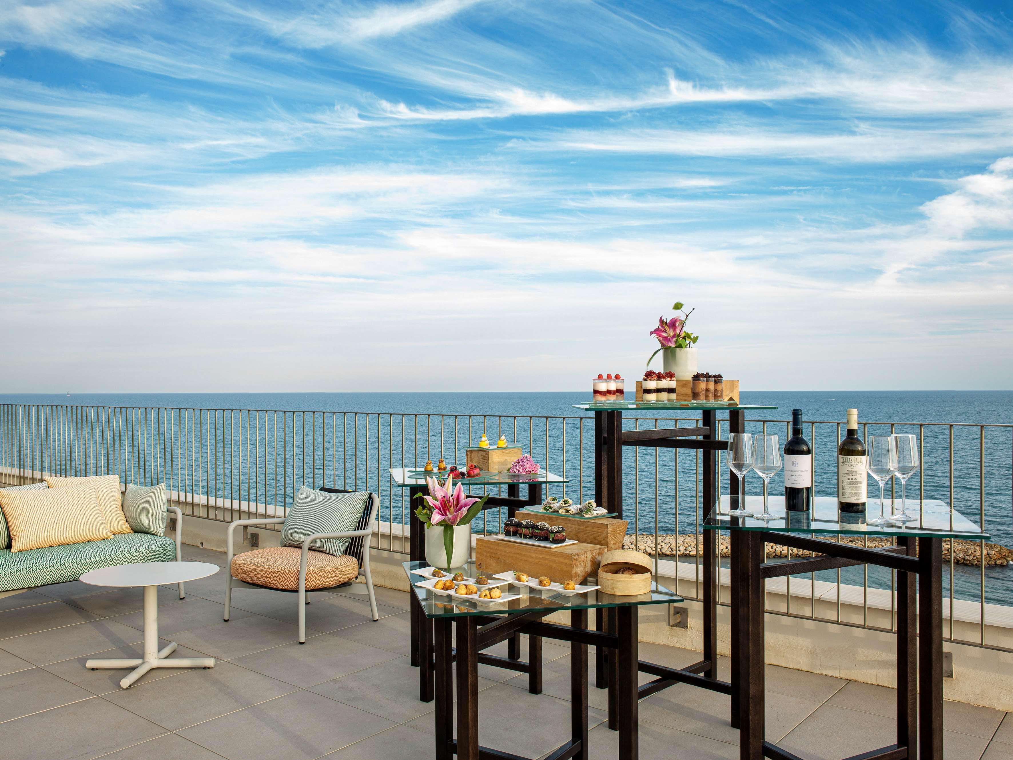 Me Sitges Terramar Hotel Luaran gambar The Terrace at the Carlton