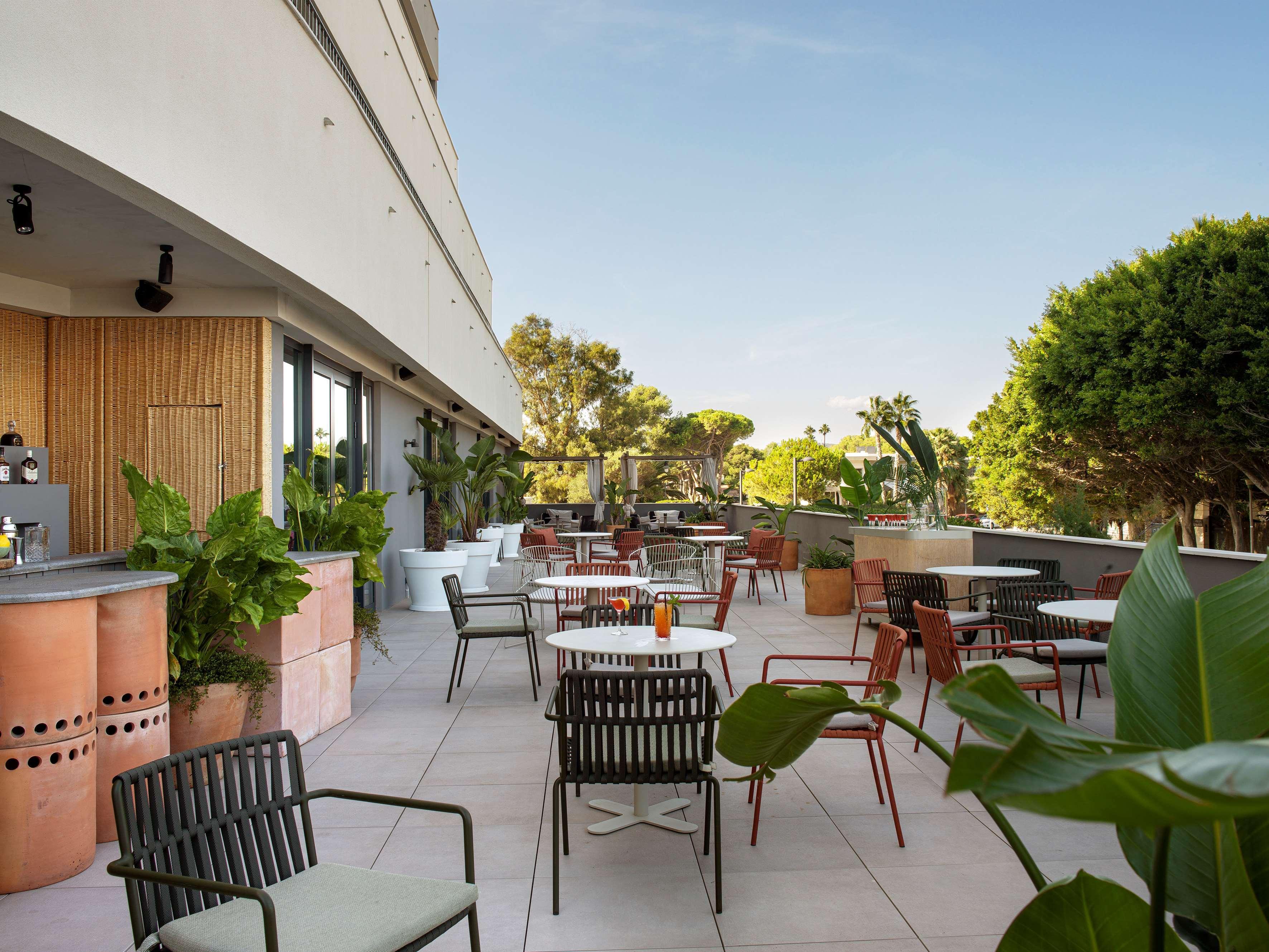 Me Sitges Terramar Hotel Luaran gambar The rooftop bar at the West Hollywood Edition