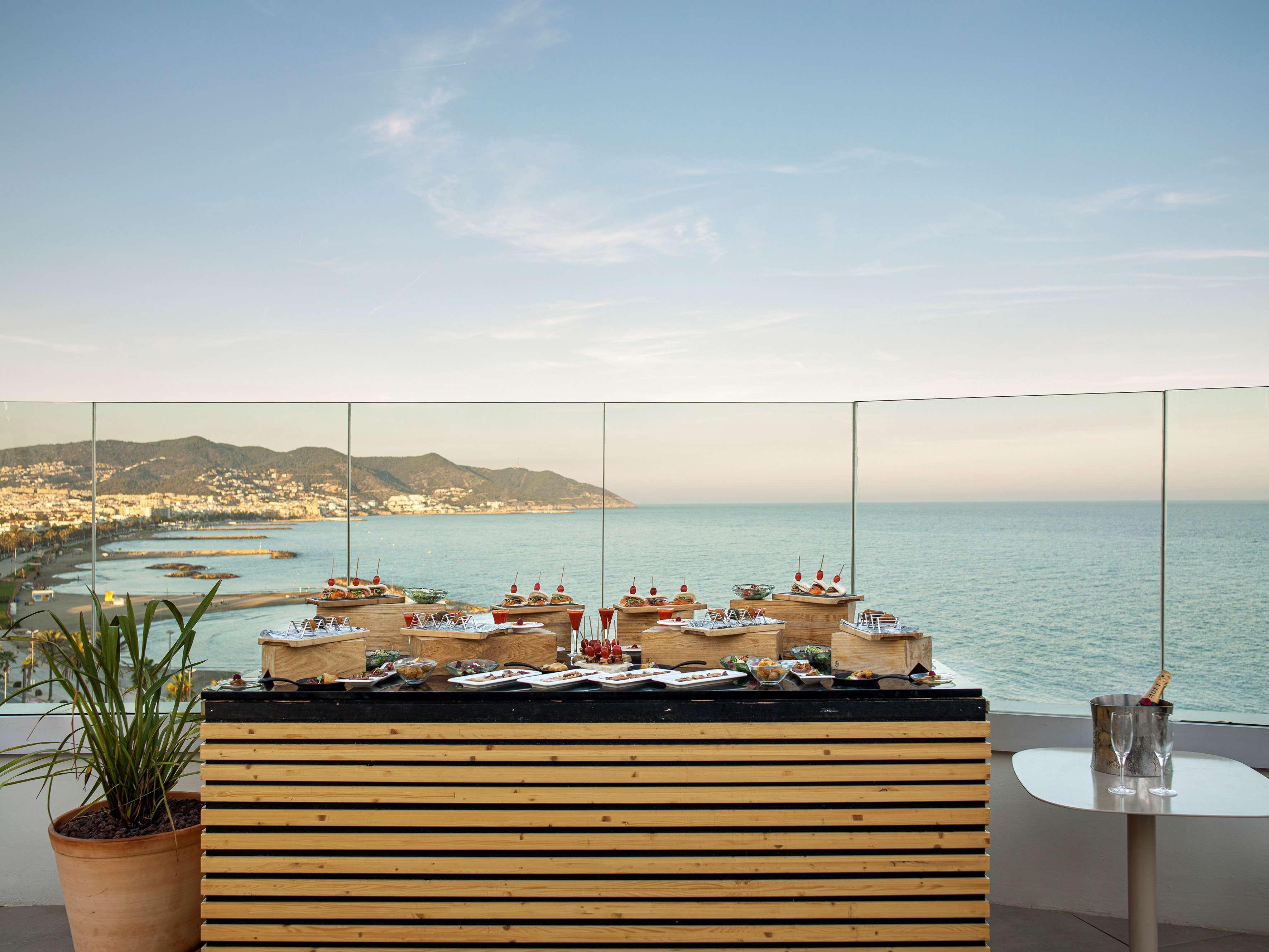 Me Sitges Terramar Hotel Luaran gambar The bar at the hotel