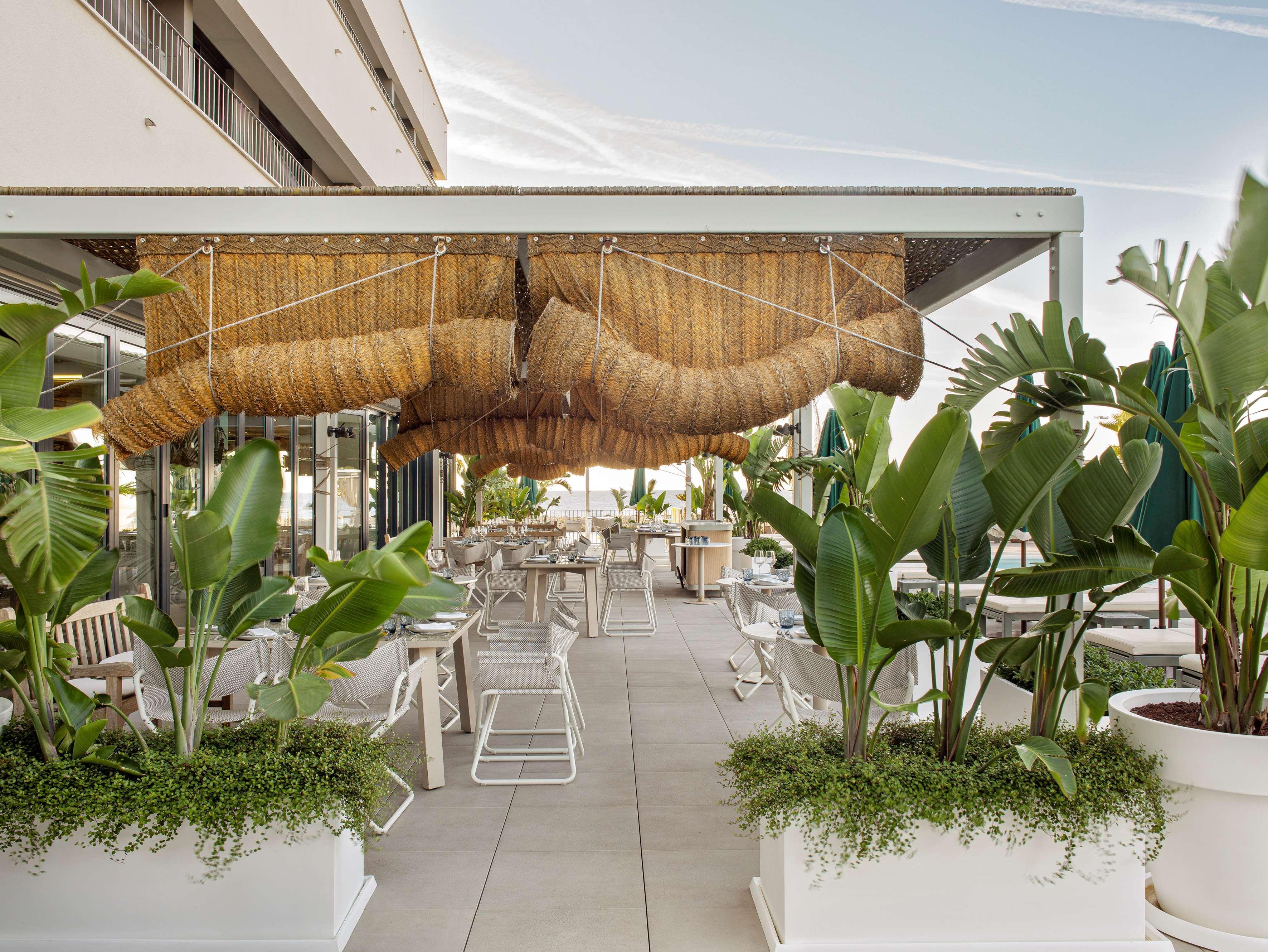 Me Sitges Terramar Hotel Luaran gambar The rooftop terrace
