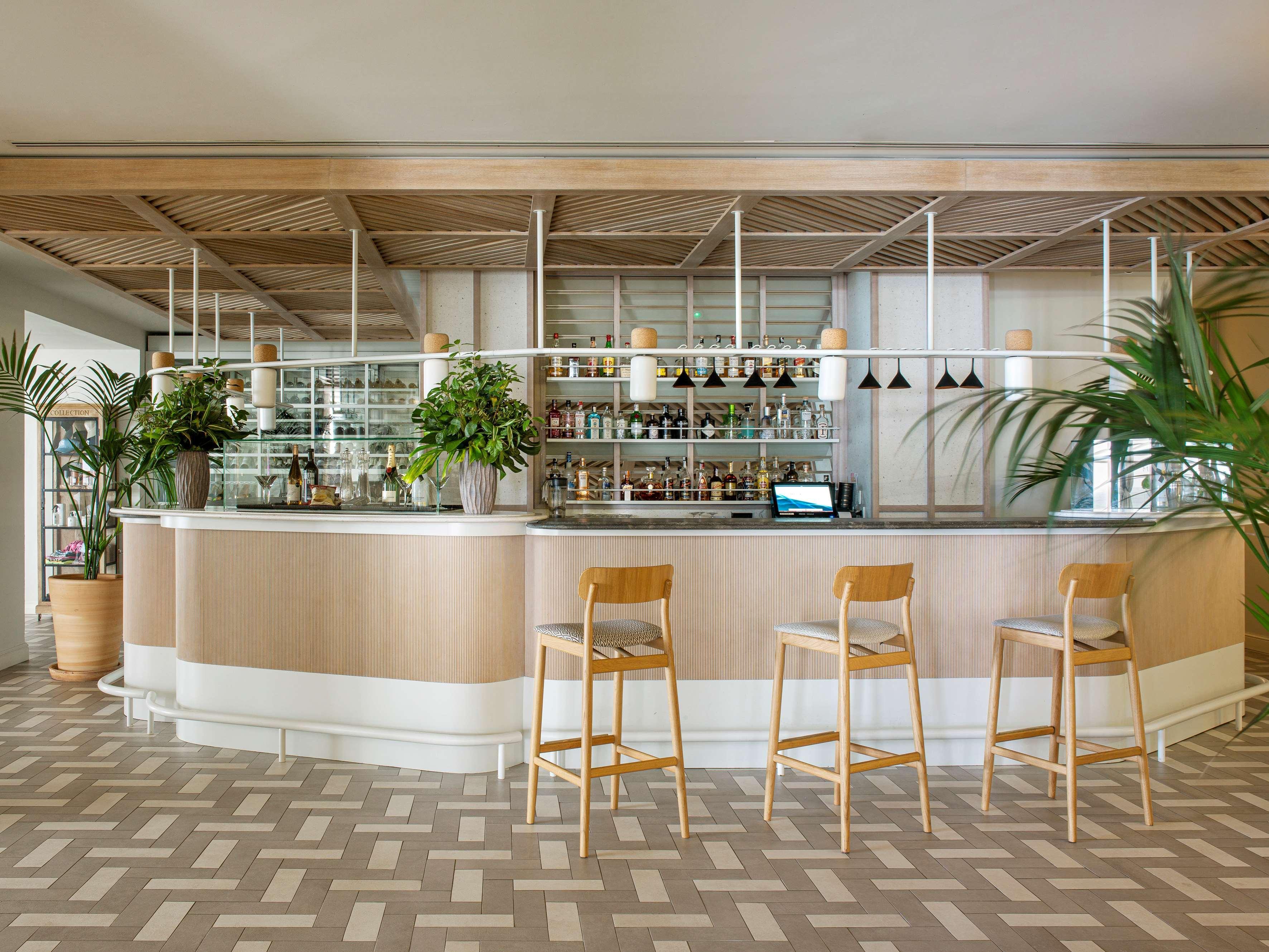 Me Sitges Terramar Hotel Luaran gambar The bar at the hotel