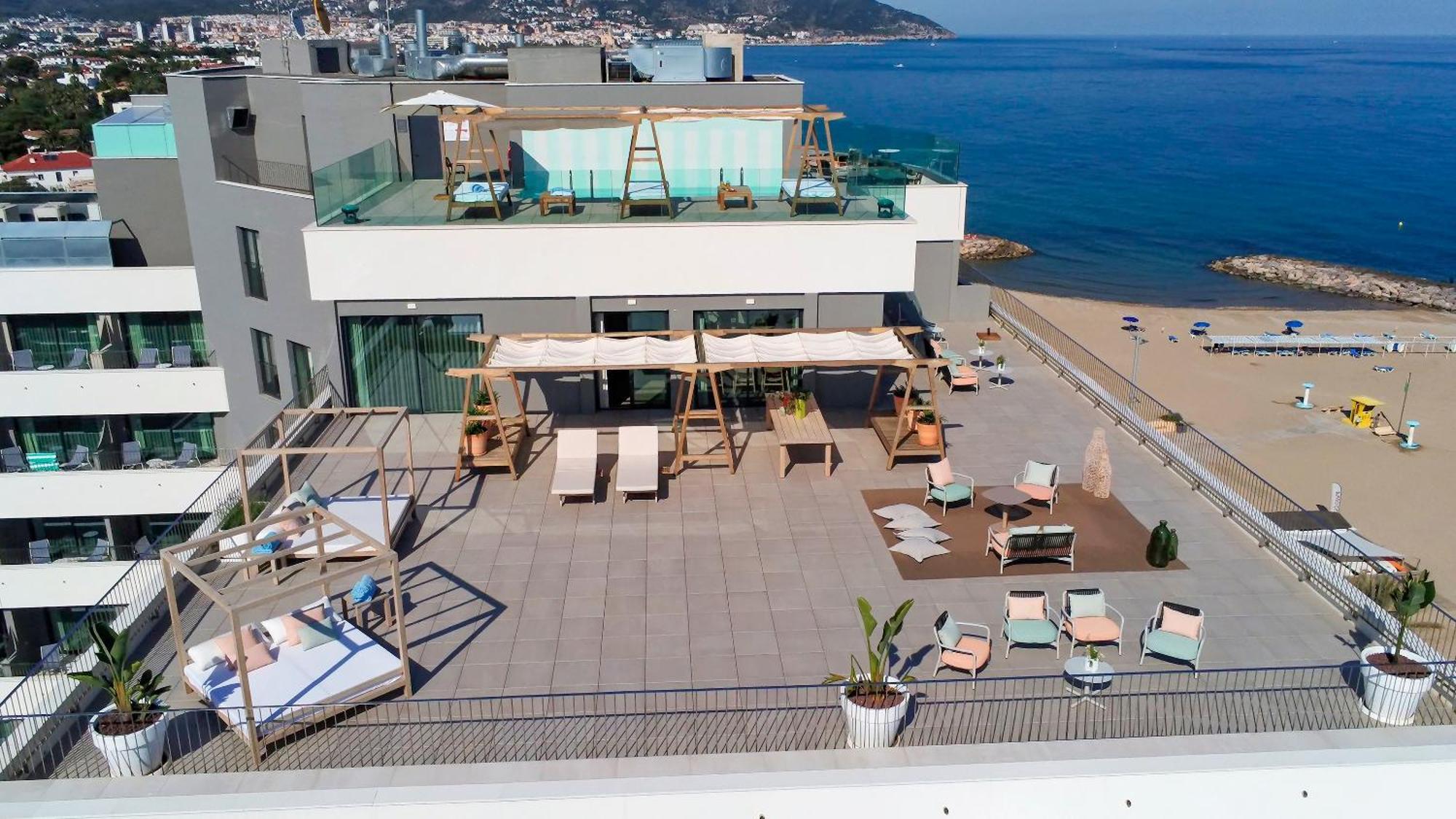 Me Sitges Terramar Hotel Luaran gambar The hotel's rooftop