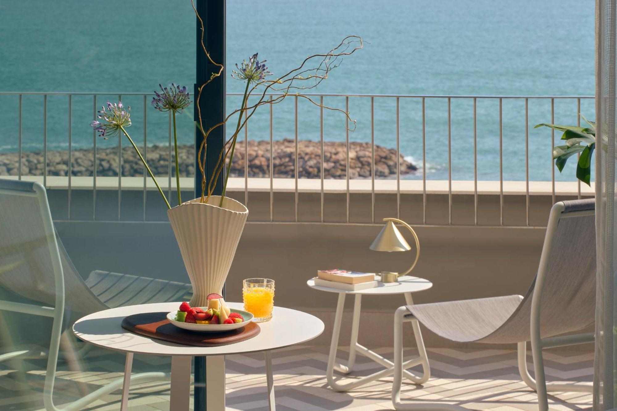 Me Sitges Terramar Hotel Luaran gambar A balcony at the hotel
