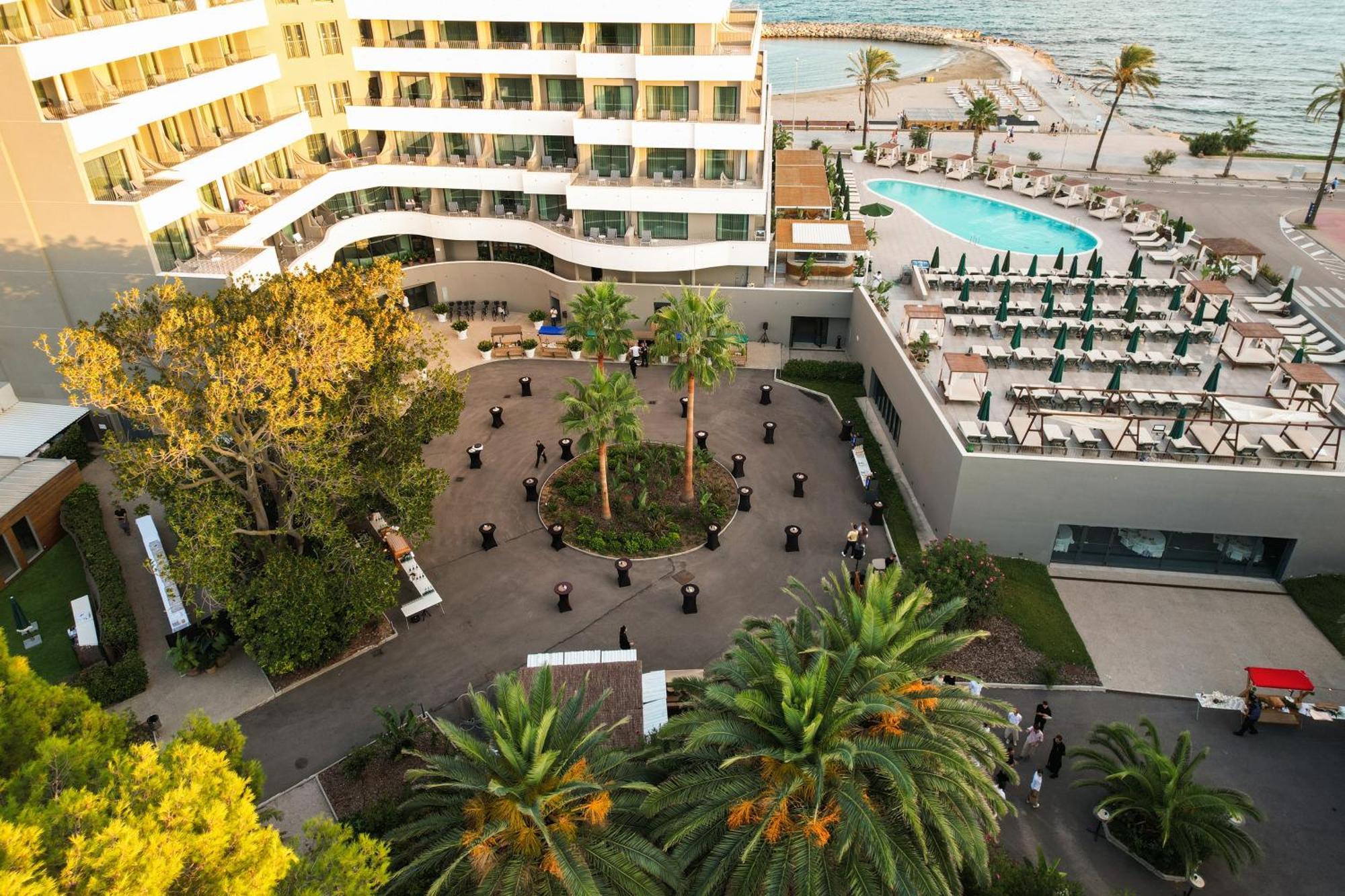 Me Sitges Terramar Hotel Luaran gambar The hotel's courtyard