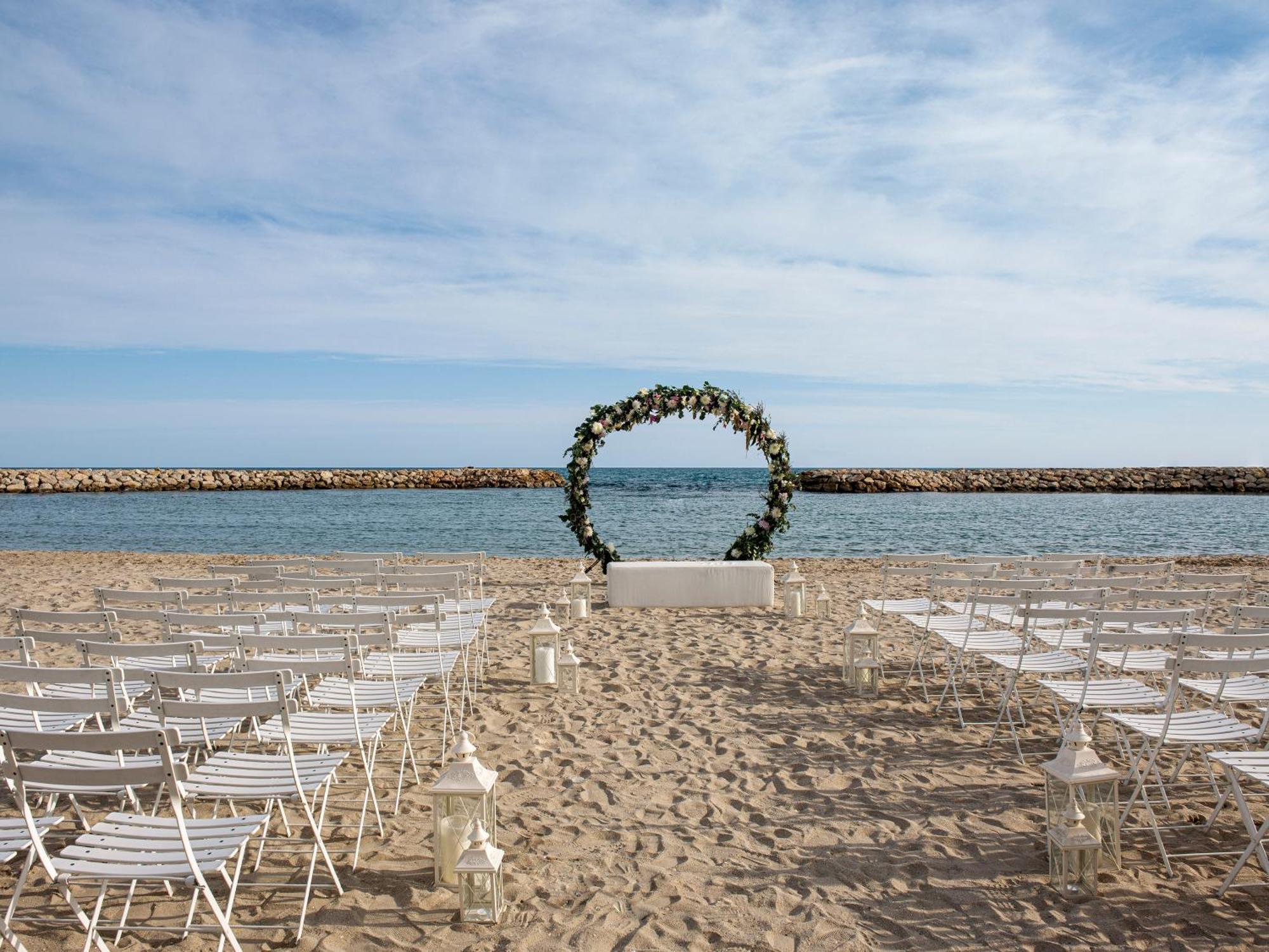 Me Sitges Terramar Hotel Luaran gambar The beach at the resort