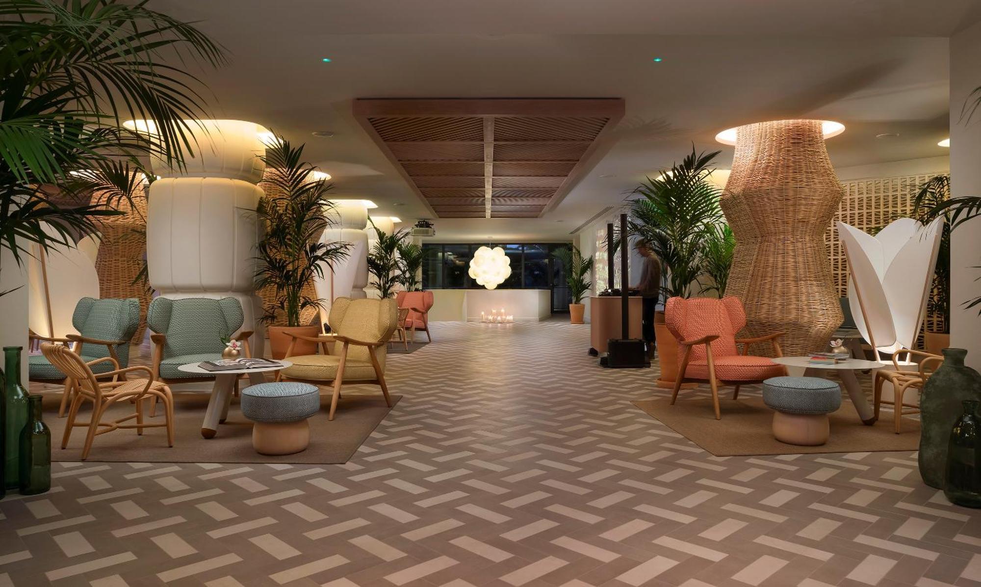 Me Sitges Terramar Hotel Luaran gambar The lobby of the hotel