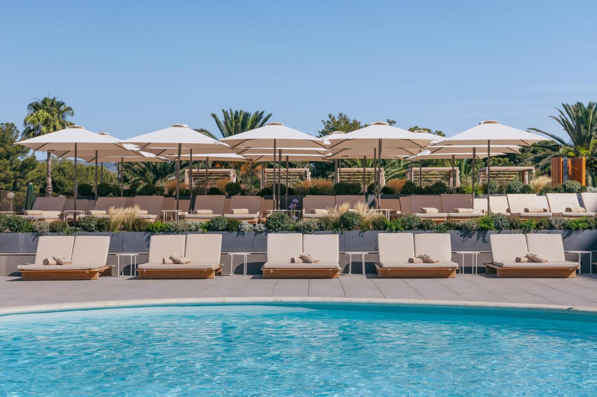 Me Sitges Terramar Hotel Luaran gambar The pool at the hotel