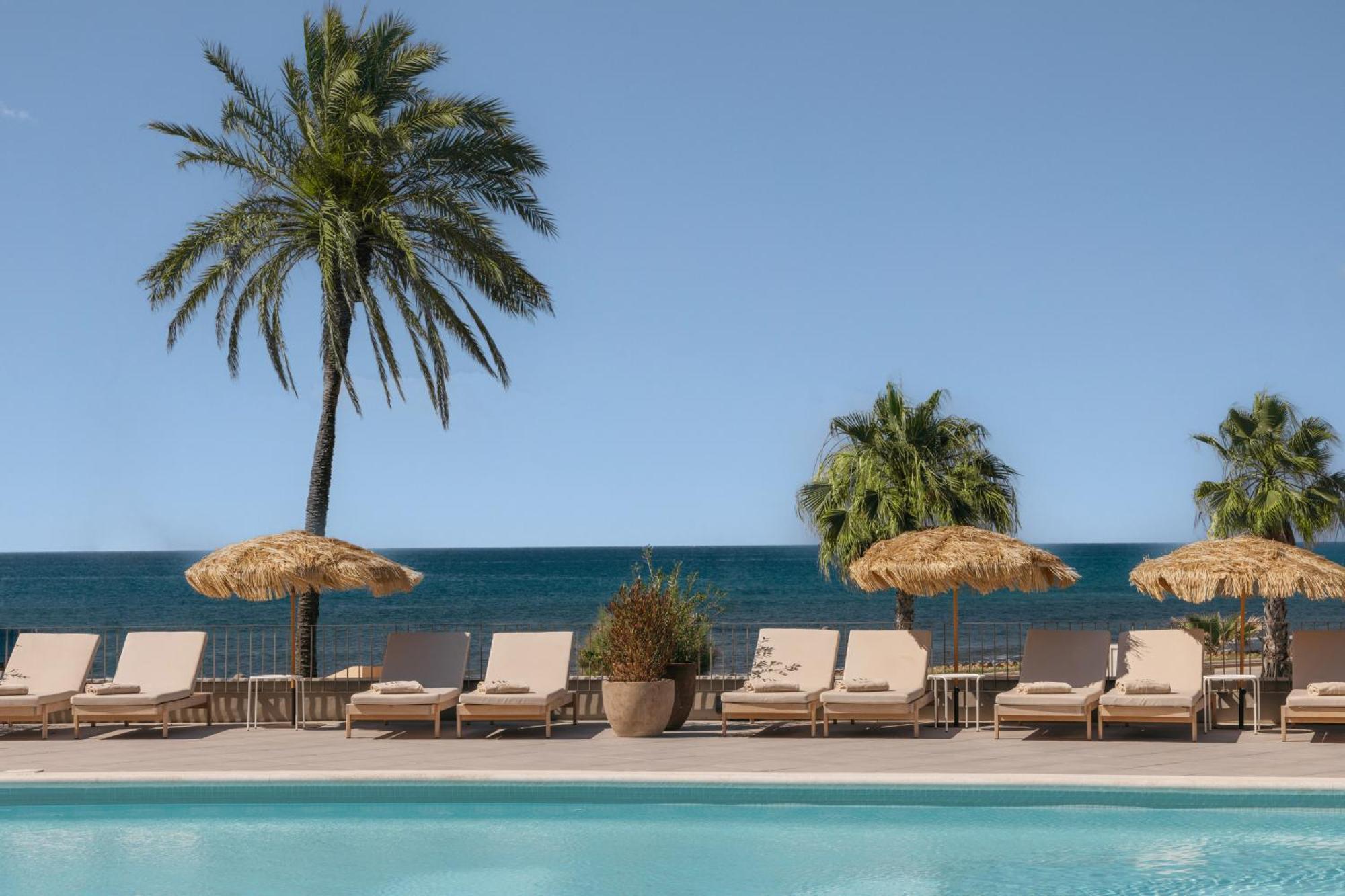 Me Sitges Terramar Hotel Luaran gambar The pool at the Hotel