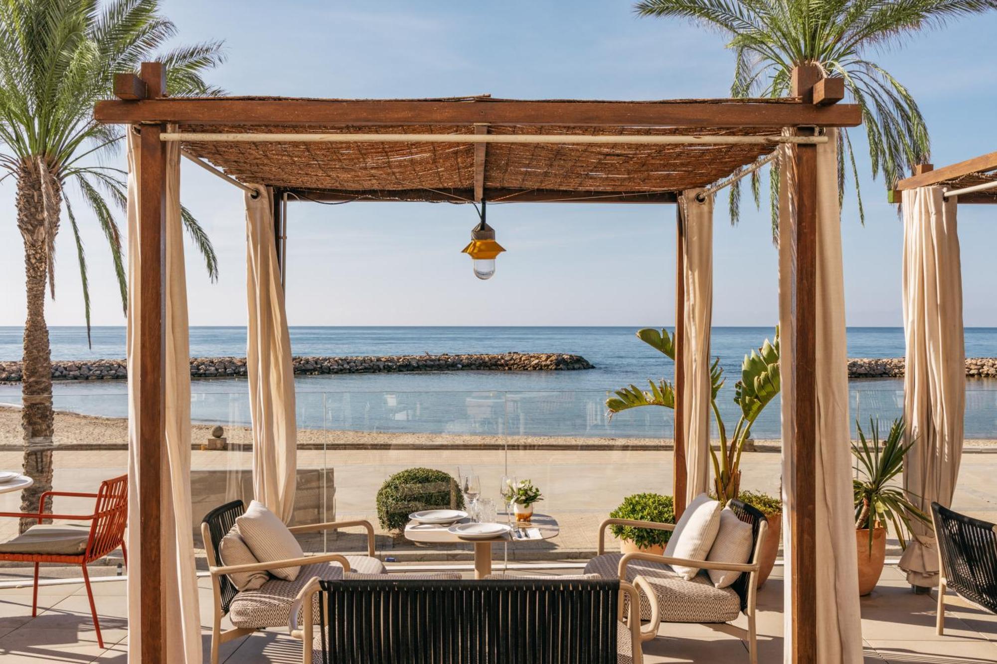 Me Sitges Terramar Hotel Luaran gambar Beachfront dining at the hotel