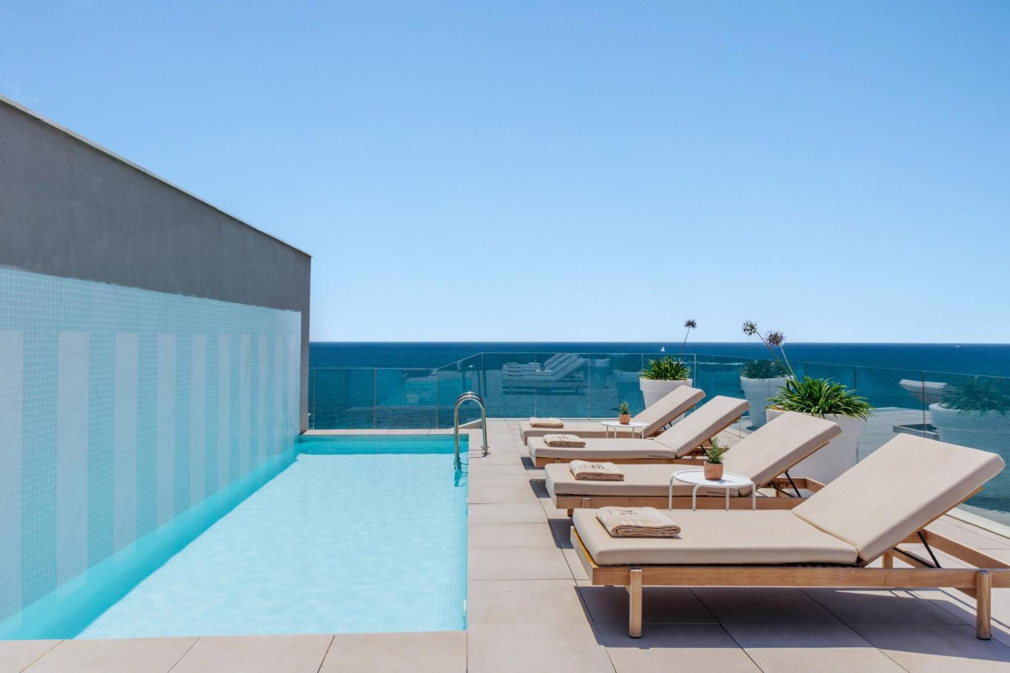 Me Sitges Terramar Hotel Luaran gambar Rooftop pool at the Hotel