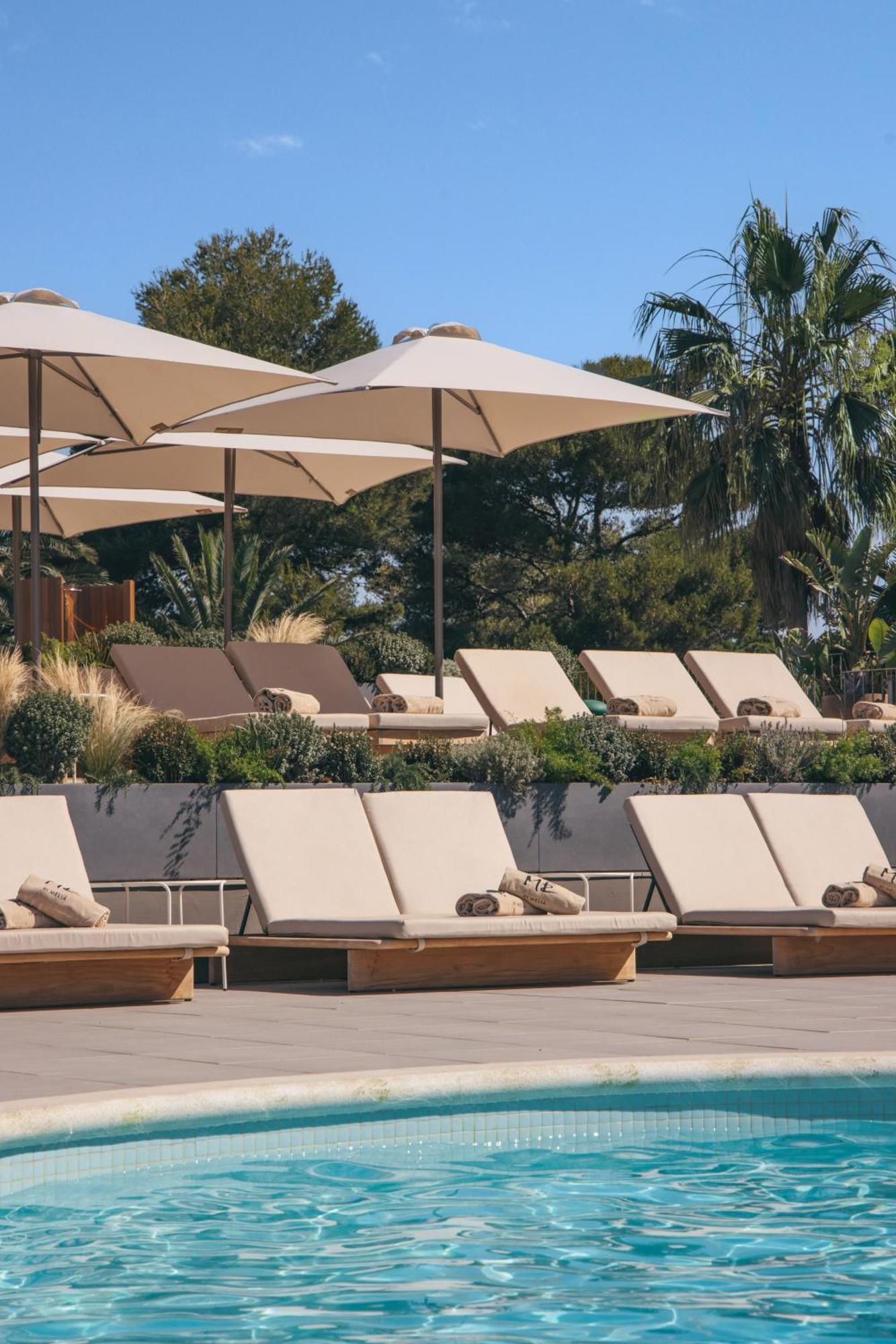 Me Sitges Terramar Hotel Luaran gambar The pool at the Four Seasons Resort