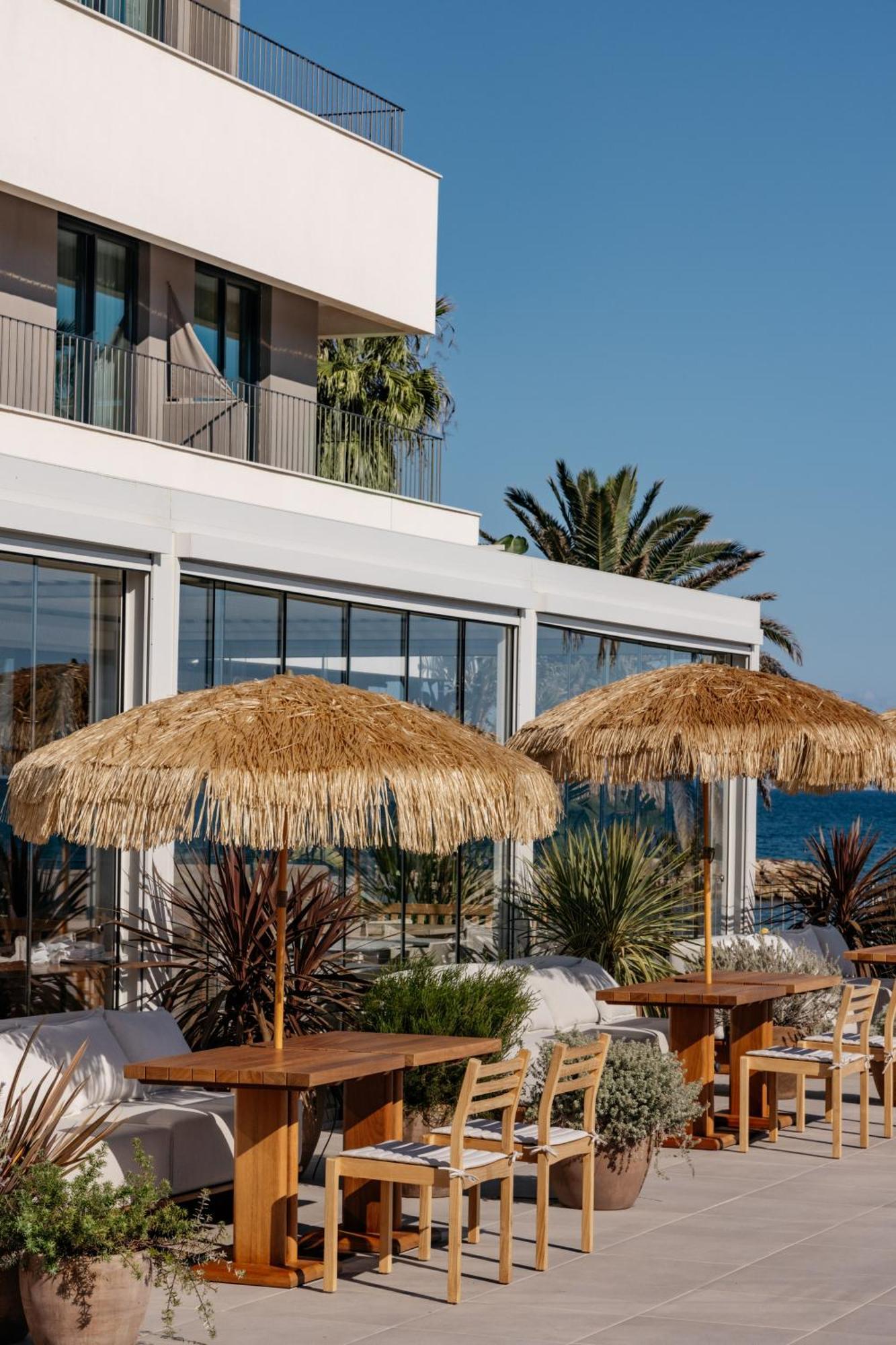 Me Sitges Terramar Hotel Luaran gambar The beach at the hotel