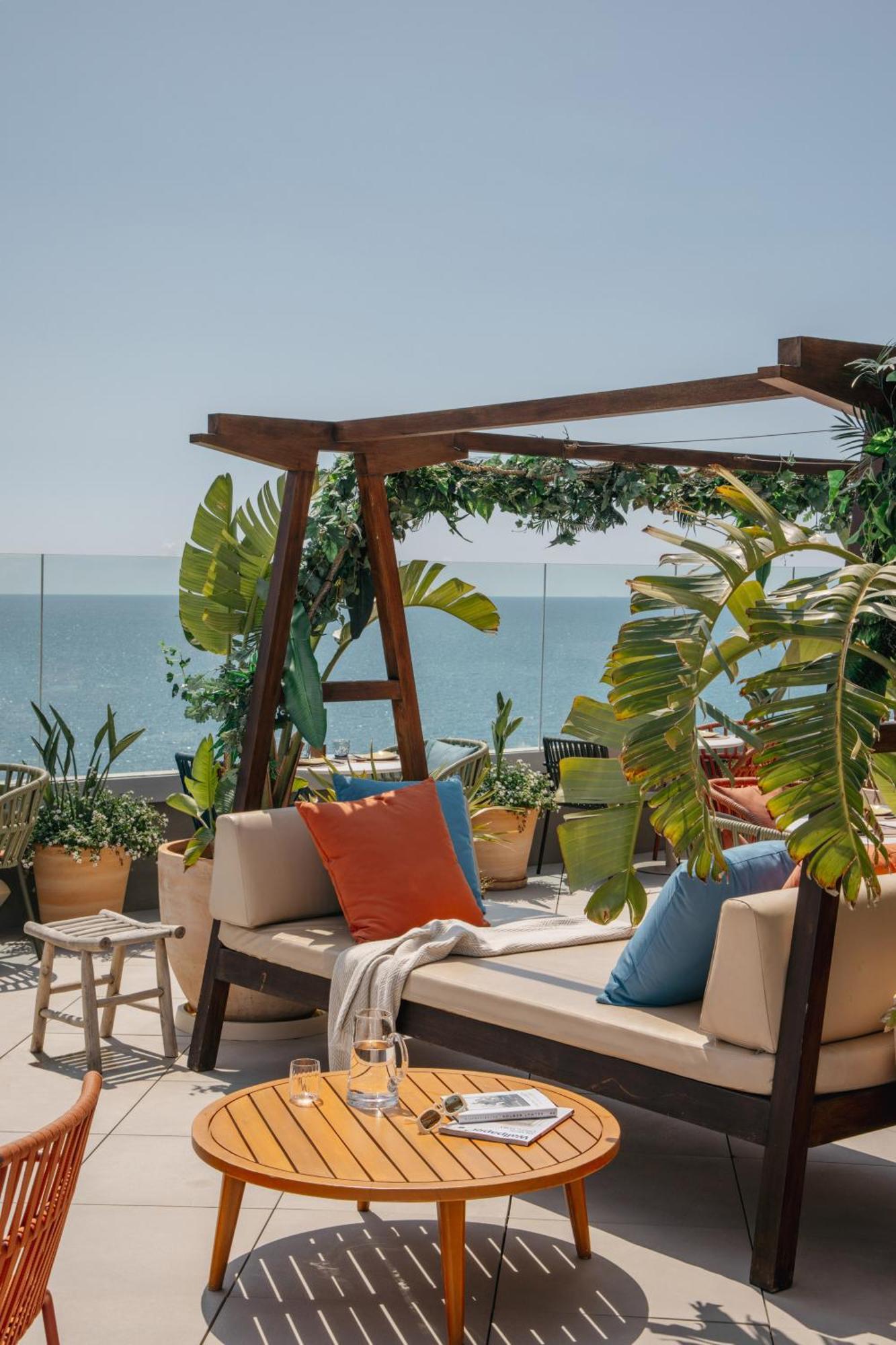 Me Sitges Terramar Hotel Luaran gambar The rooftop terrace at the hotel