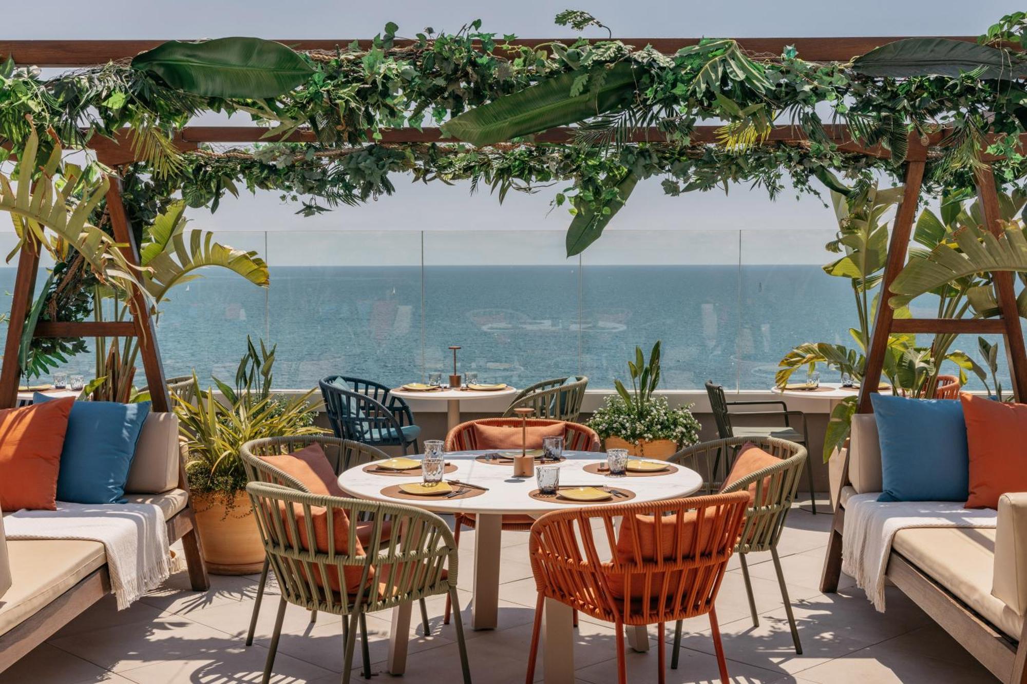 Me Sitges Terramar Hotel Luaran gambar The rooftop bar at the hotel